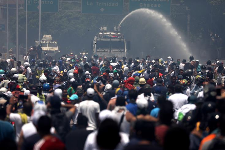 ΒΕΝΕΖΟΥΕΛΑ: Ταραχές στο Καράκας μετά την έκκληση Γκουαϊδό προς τον στρατό, που όμως φαίνεται ότι παραμένει πιστός στον Μαδούρο 