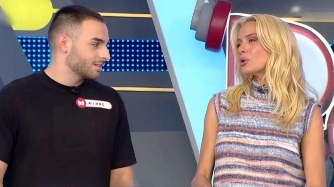 VIDEO: Απίθανος παίκτης στο Ρουκ Ζουκ φλέρταρε τη Μακρυπούλια μετά από χειροφίλημα - «Θα φύγουμε μαζί με εσένα»