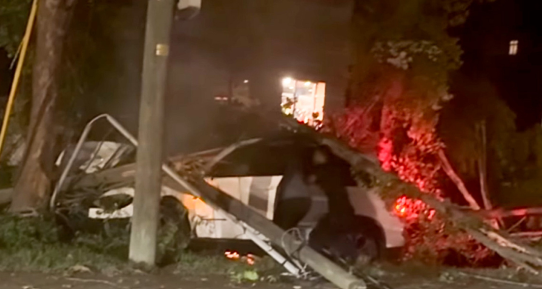 Συγκλονιστικό video: Παίκτης ποδοσφαίρου σώζει οδηγό λίγο πριν πάρει φωτιά το αυτοκίνητό του