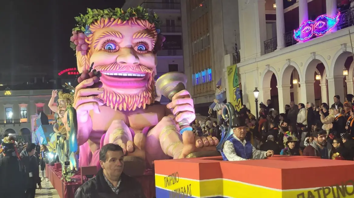 Ξεκίνησε η νυχτερινή ποδαράτη παρέλαση στην Πάτρα, στους δρόμους 50.000 καρναβαλιστές - Δείτε live