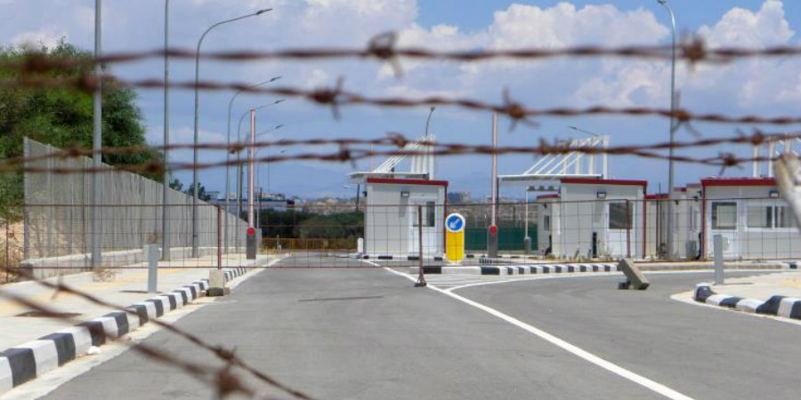 Πήγαινε προς το αεροδρόμιο με 7,4 κιλά καπνού για ναργιλέ: «Έπεσε» σε έλεγχο στη Δερύνεια - Βαρύ το εξώδικο