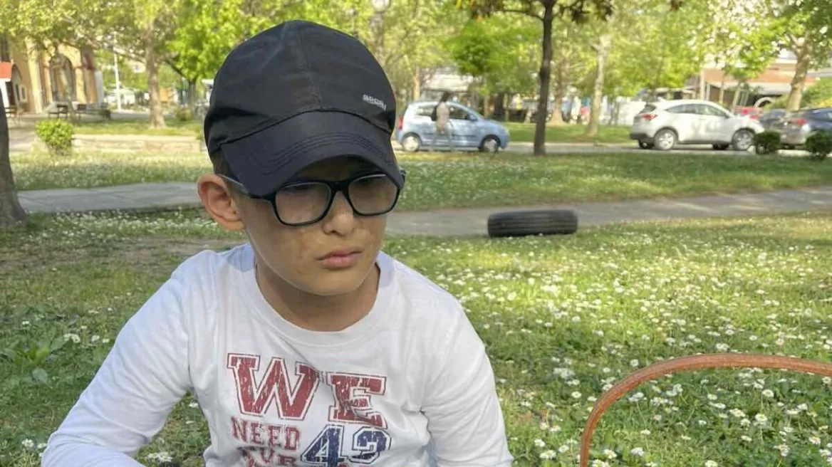 Ελλάδα: Η συγκλονιστική ιστορία του μικρού Στέφανου που σώθηκε από τις φλόγες και θα παρελάσει σημαιοφόρος την 28η Οκτωβρίου