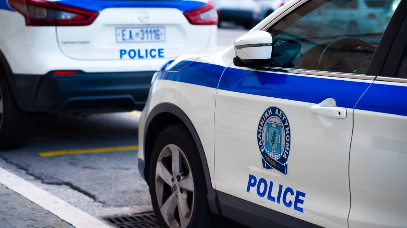 Ανήλικος οδηγός συνελήφθη στον Βόλο: Πέρασε με κόκκινο και τραυμάτισε αστυνομικό στο πόδι