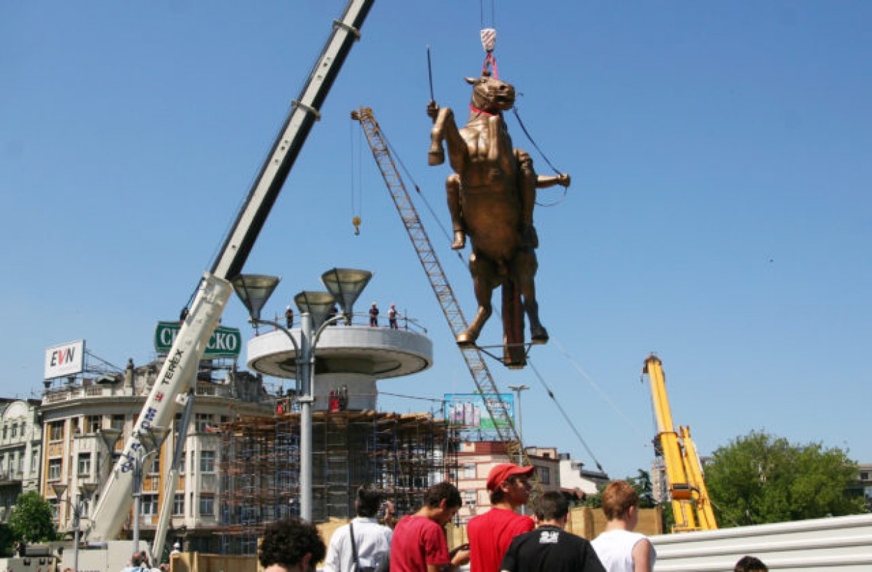 Αποκαθηλώθηκε το άγαλμα του Μεγάλου Αλεξάνδρου από το αεροδρόμιο των Σκοπίων - ΦΩΤΟΓΡΑΦΙΕΣ