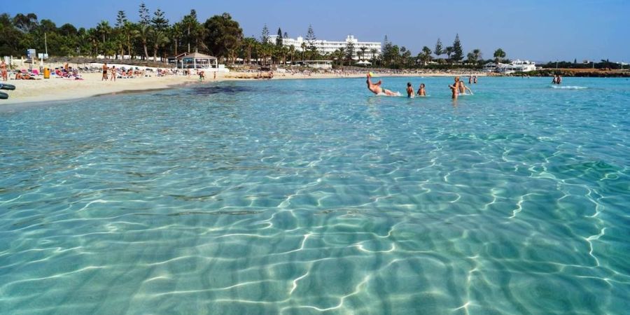 Πρόστιμο χιλιάδων ευρώ σε 23χρονο – Έκανε τον άρρωστο και χόρευε σε πισίνα της Κύπρου - ΦΩΤΟΓΡΑΦΙΑ