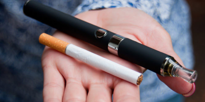 ΚΟΡΩΝΟΙΟΣ: Το κάπνισμα και το άτμισμα αυξάνουν κίνδυνο για αρτηρίες, πνεύμονες και για σοβαρή λοίμωξη Covid-19