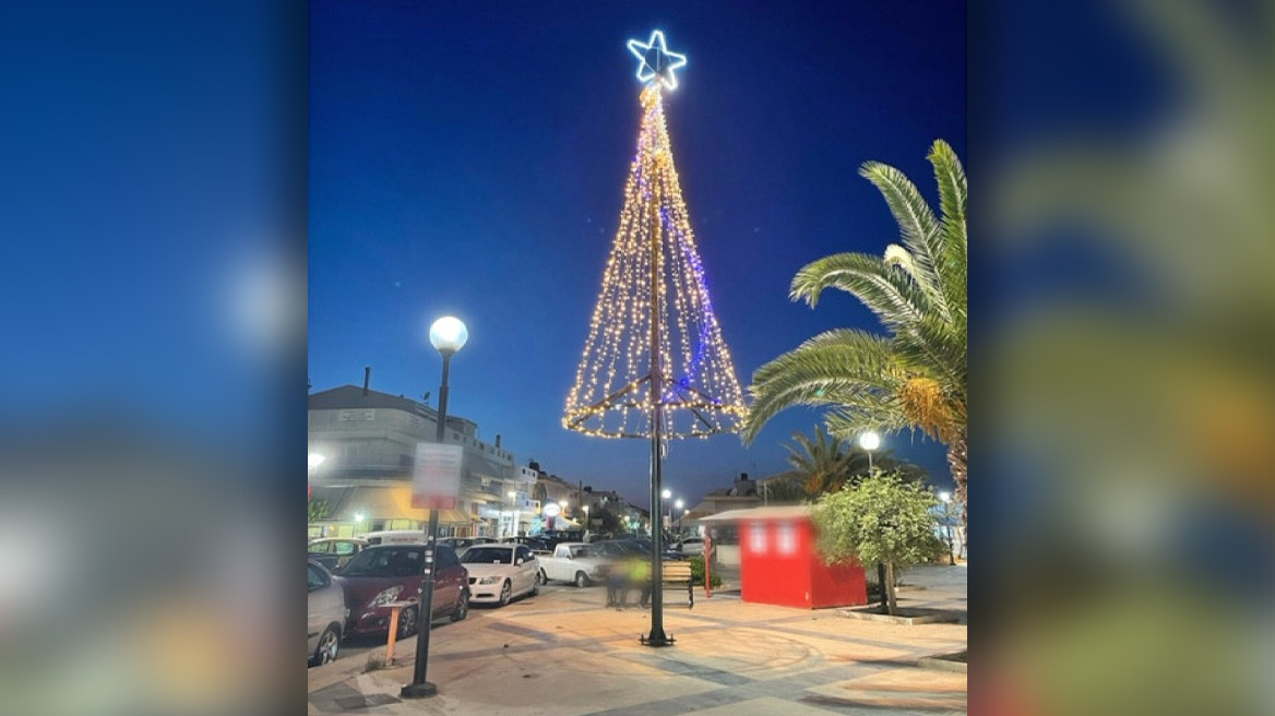 Φωταγωγημένο Χριστουγεννιάτικο δέντρο... μήνα Ιούνιο στην Ελλάδα - Δείτε φωτογραφία 