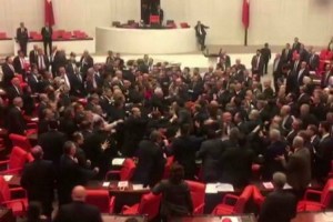 ΖΟΥΓΚΛΑ η Τουρκική Βουλή – Άγριο ΞΥΛΟ με μπουνιές και κλωτσιές για προσβολή του Ερντογάν! (ΒΙΝΤΕΟ)