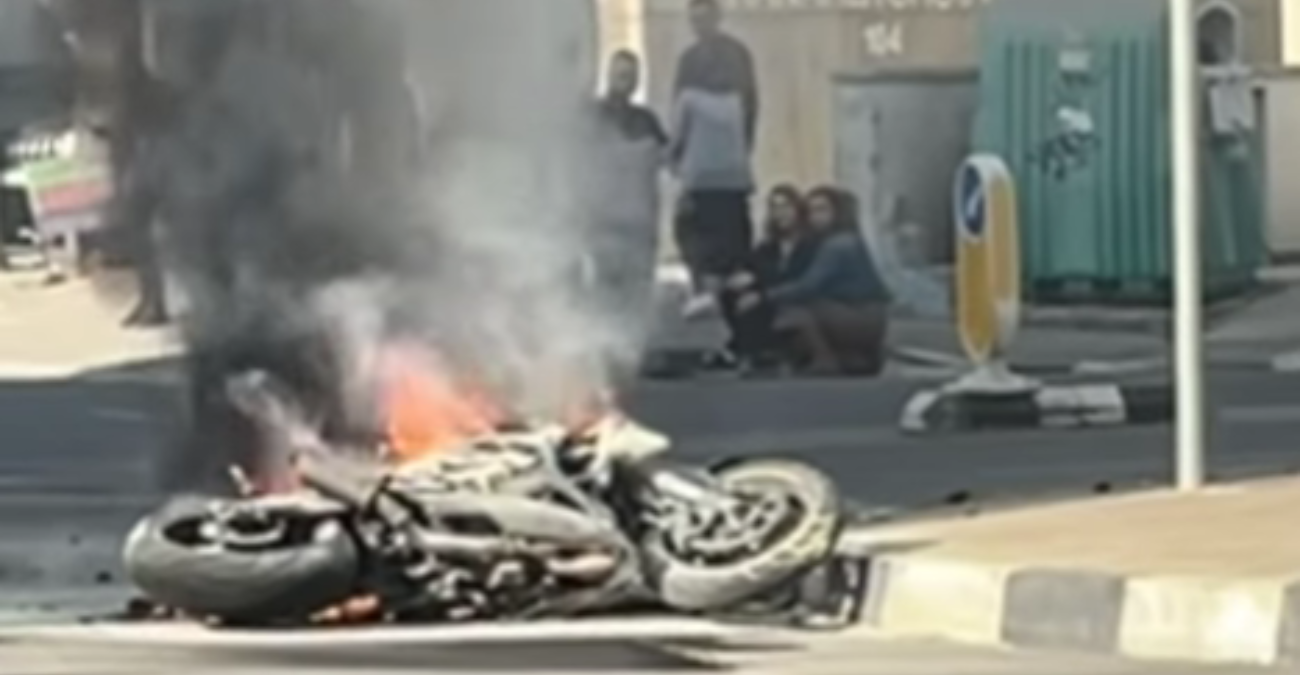 Σκηνές χάους στη Λεμεσό: Μοτοσικλέτα έπιασε φωτιά μετά από τροχαίο - Βίντεο