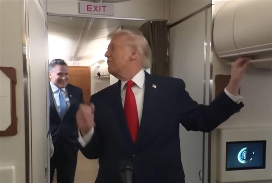 Θα σκάσετε στα γέλια - «Έπος» στο Air Force One: Ο Τραμπ μιλούσε σε δημοσιογράφους και «παγίδευσε» επιβάτη στην τουαλέτα - Δείτε βίντεο