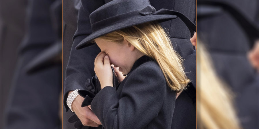 Κηδεία βασίλισσας Ελισάβετ: Η στιγμή που ξεσπάει σε λυγμούς η πριγκίπισσα Σάρλοτ