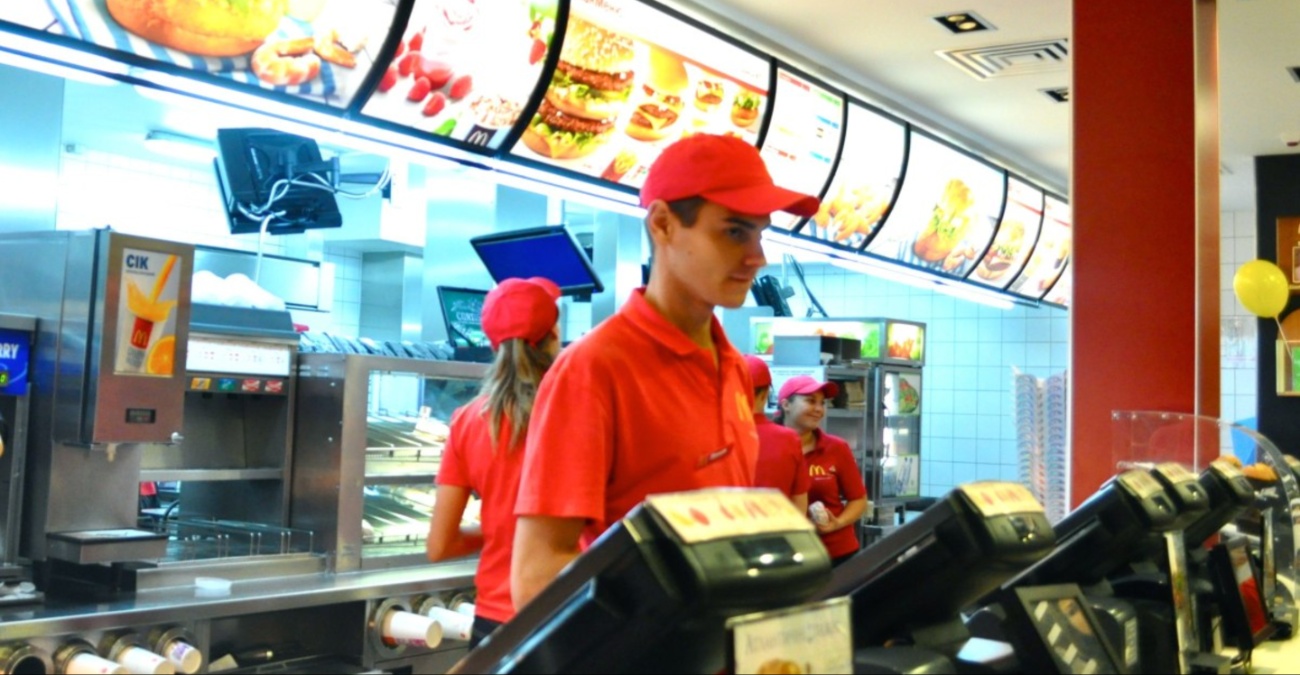 Αλυσίδα fast food χρησιμοποιεί ΑΙ για να παρακολουθεί πόσο «φιλικοί» είναι οι υπάλληλοι