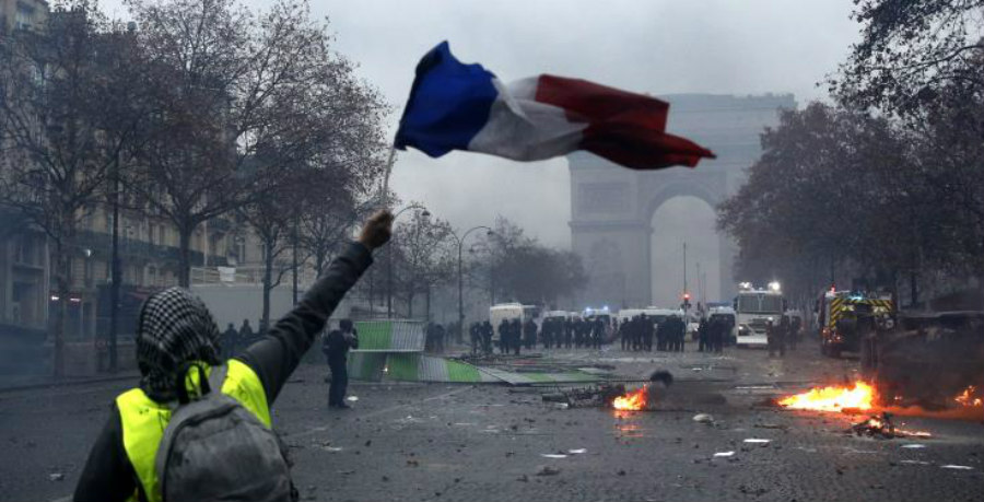 Έπειτα από μια ημέρα χάους, η κυβέρνηση της Γαλλίας αναζητεί μια απάντηση 