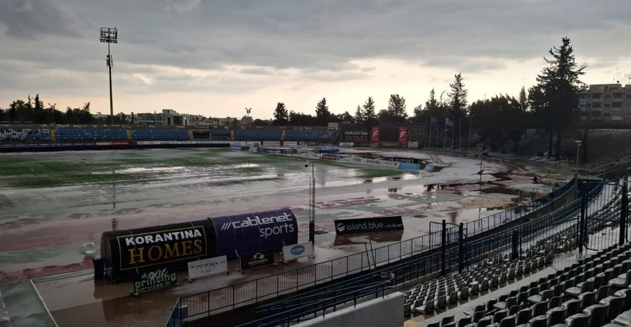 Πάφος FC-ΑΠΟΕΛ: ΑΠΙΣΤΕΥΤΟ σκηνικό μετά την χαλαζόπτωση - Το «Στέλιος Κυριακίδης» έγινε... λίμνη! (ΦΩΤΟΣ)