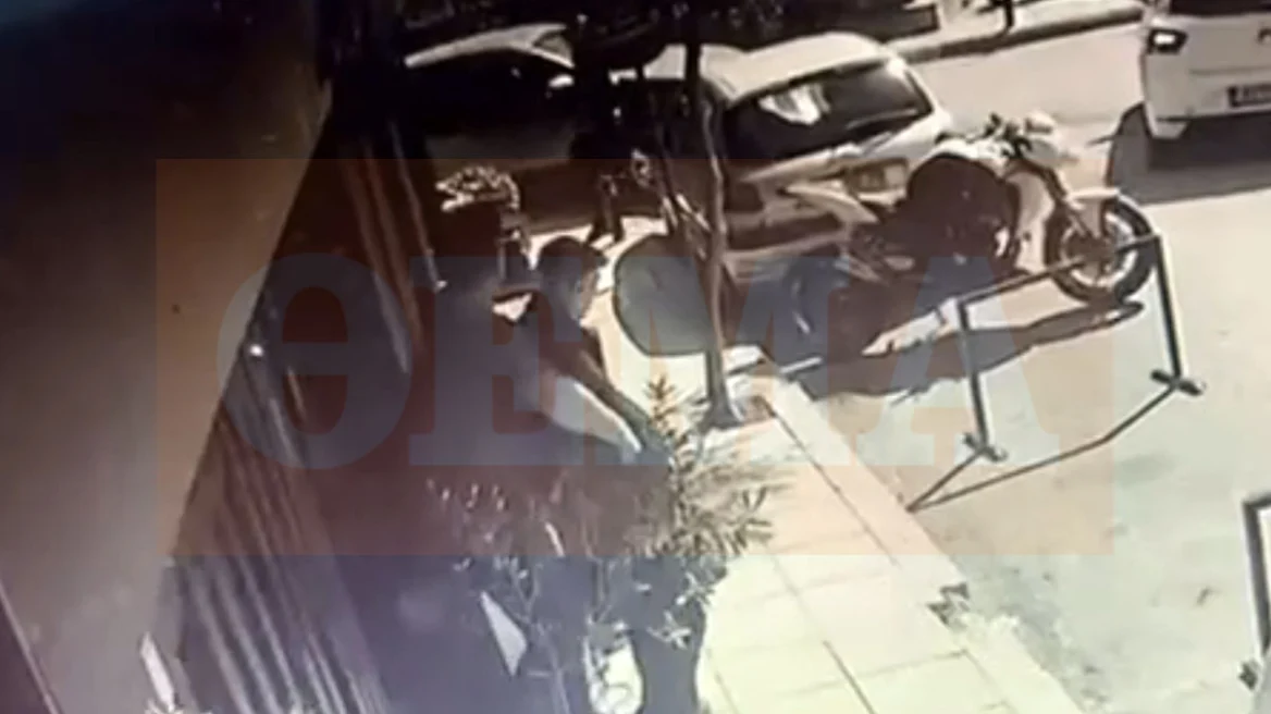 Τον αναζητούσαν στα Πατήσια, είχε φτάσει στην Πάτρα και θα έφευγε για Στρασβούργο: Η στιγμή της σύλληψης του 89χρονου πιστολέρο που «λύσσαξε και δάγκωσε»