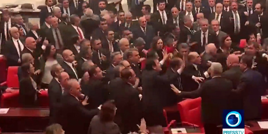 Τουρκία: Μετατράπηκε σε ρινγκ το κοινοβούλιο – Το ξύλο της αρκούδας ανάμεσα σε βουλευτές