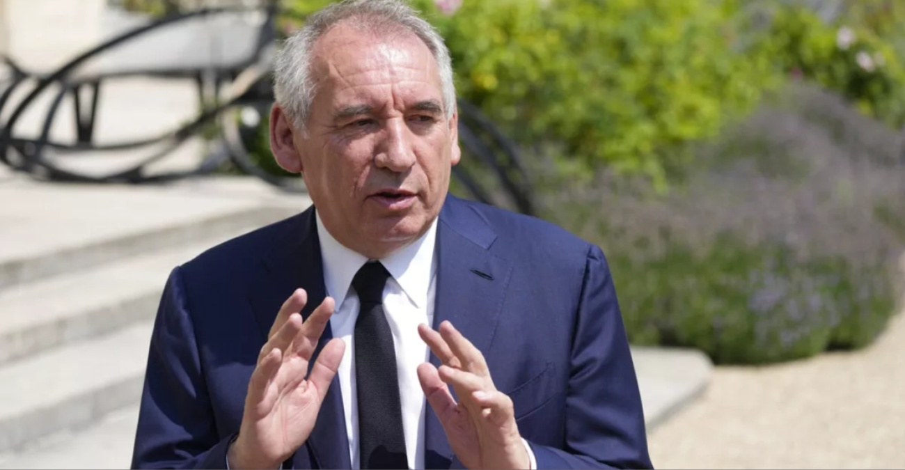 Γαλλία: Παραιτήθηκε ο Φρανσουά Μπαϊρού – Αποχώρησε από το Ελιζέ – Εν αναμονή των αποφάσεων Μακρόν