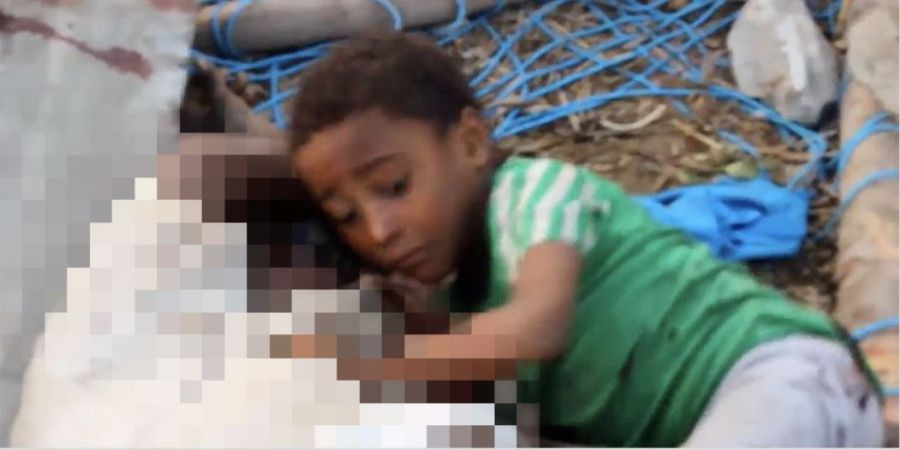 Αγόρι «γαντζώνεται» στο άψυχο σώμα του πατέρα του – Η φρίκη του πολέμου σε ένα βίντεο -VIDEO