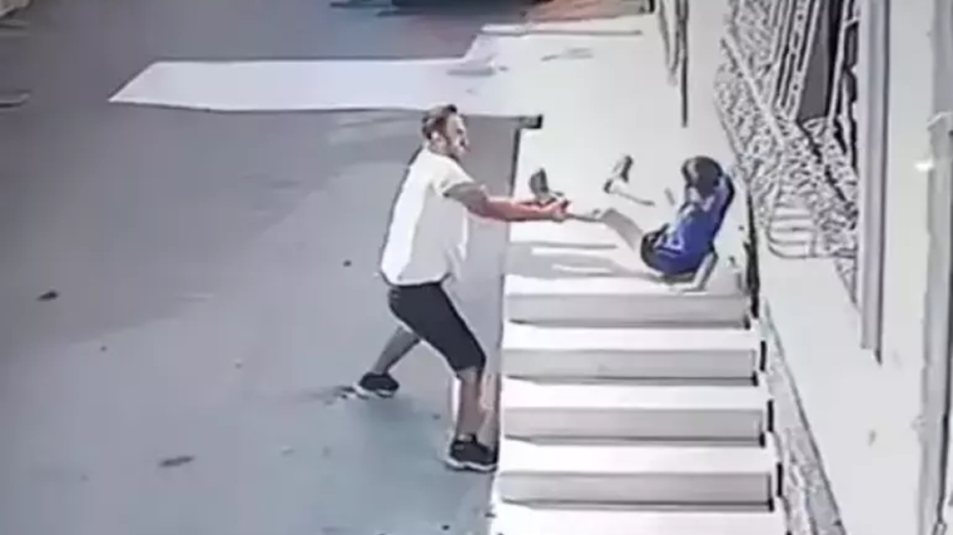 Άνδρας κυνηγά 7χρονο αγόρι στην Τουρκία, το χτυπάει και το πετάει στο έδαφος από ύψος - Βίντεο από τη στιγμή της επίθεσης