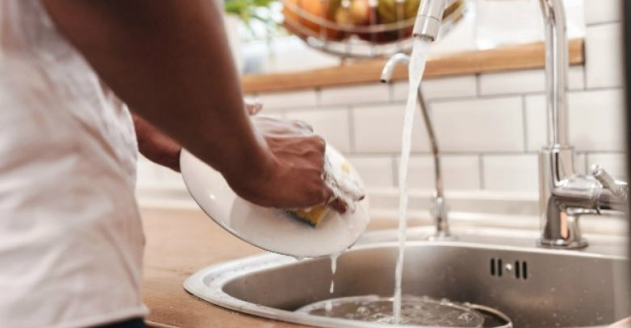 Το κόλπο για να πλένεις πιο γρήγορα τα πιάτα: Παγάκια από σαπούνι - Δείτε βίντεο