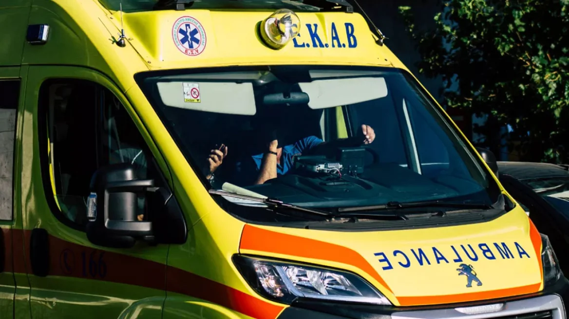 Τραγωδία στη Ρόδο: 57χρονος οδηγός λεωφορείου κατέρρευσε και πέθανε λίγο πριν επιβιβάσει τουρίστες