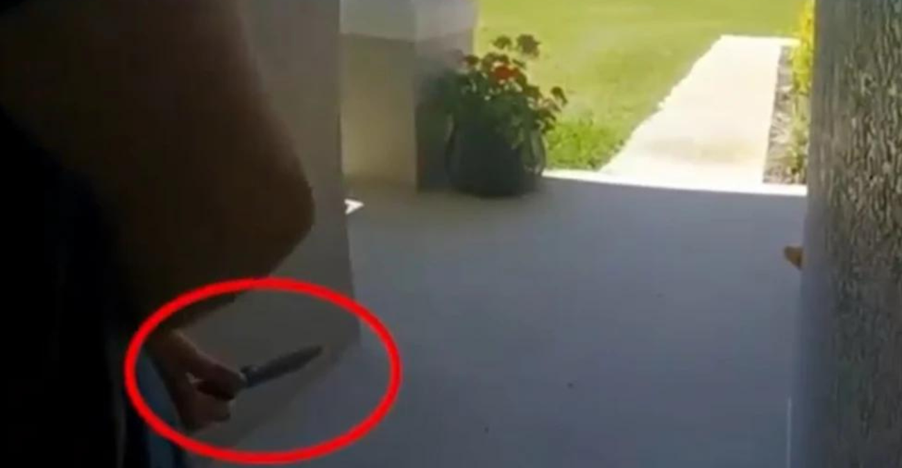 ΗΠΑ: Η στιγμή που φοιτητής ιατρικής χτυπά την πόρτα και κρύβει μαχαίρι πίσω από την πλάτη πριν μαχαιρώσει τη μαμά 70 φορές