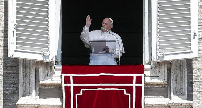 Ο Πάπας Φραγκίσκος καταδίκασε τις επιθέσεις κατά 'ανυπεράσπιστων ανθρώπων' σε τρεις αμερικανικές πολιτείες 