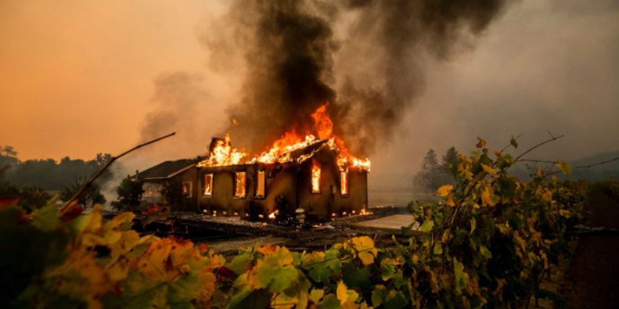 Τεράστιες πυρκαγιές από κεραυνούς στη Καλιφόρνια - Δεκάδες χιλιάδες εγκατέλειψαν τα σπίτια τους