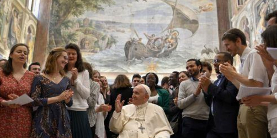 Ο Πάπας Φραγκίσκος ζήτησε τεκίλα για να του περάσει ο πόνος στο γόνατο