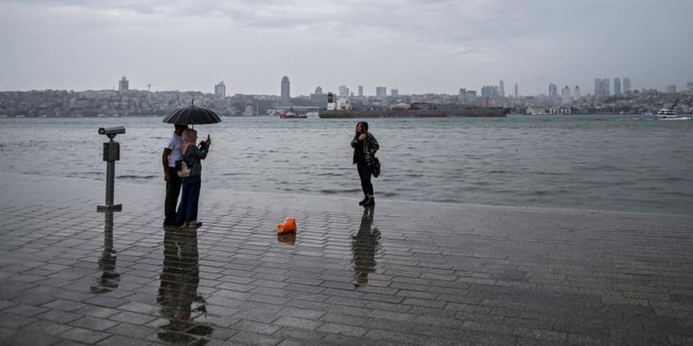 Η έντονη βροχόπτωση προκαλεί χάος στην Κωνσταντινούπολη - Ένας άστεγος βρέθηκε νεκρός