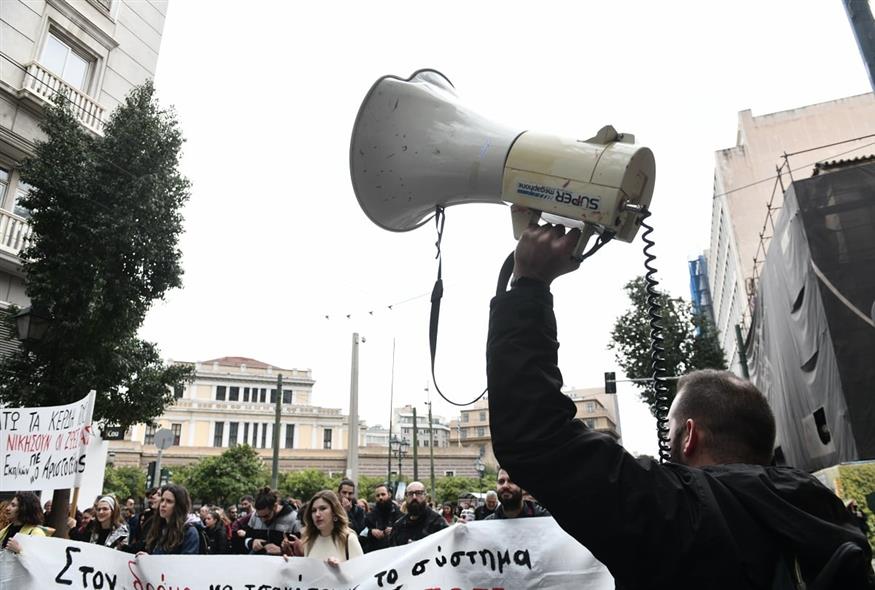 Απεργία στην Ελλάδα: Τι γίνεται με τις πτήσεις και τα μέσα μεταφοράς -  Στους δρόμους οι εργαζόμενοι στο δημόσιο ενάντια «στην ποινικοποίηση της συνδικαλιστικής δράσης»