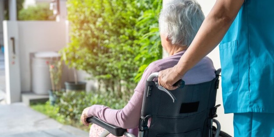 Έκοψαν ΕΕΕ από ηλικιωμένη με αναπηρία γιατί αυξήθηκε η σύνταξη χηρείας της κατά… 19 ευρώ