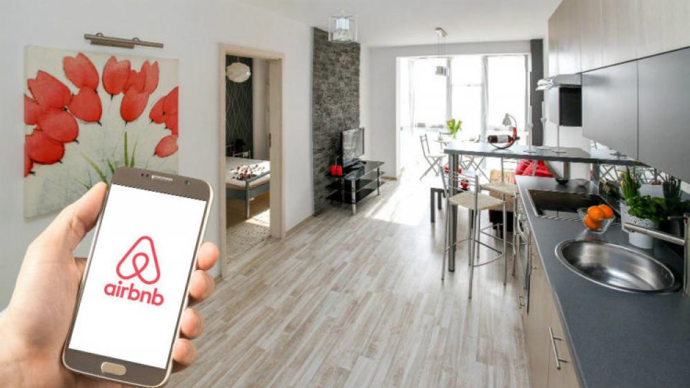 Σκάνδαλο Airbnb: Τοποθετούν κρυφές κάμερες σε διαμερίσματα – Είδε φωτογραφία τους στο διαδίκτυο