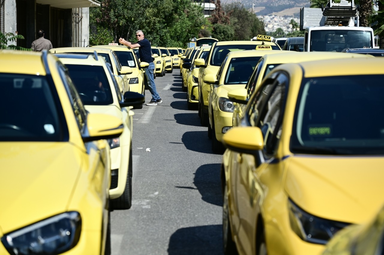Ταξιδεύετε στην Ελλάδα; Έρχεται νέα απεργία από τους οδηγούς ταξί – Ποιες μέρες τραβούν «χειρόφρενο»