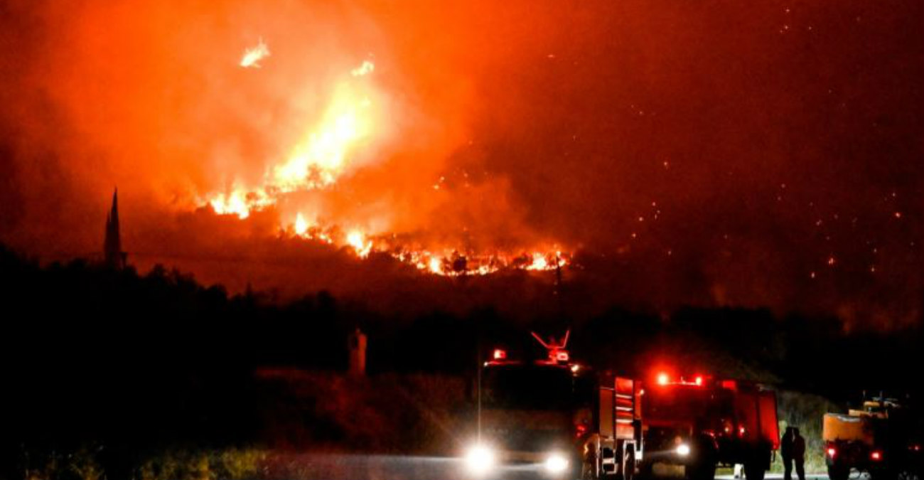 Έβρος: Ανεξέλεγκτη για 14η νύχτα η φωτιά - Οι άνεμοι την έστρεψαν στον μικρό πυρήνα του δάσους - Βίντεο