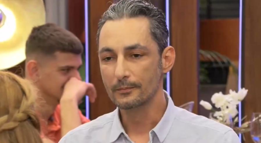First Dates - Συγκλονίζει διαγωνιζόμενος: «Στην εγχείρηση μου έβγαλαν το ένα τρίτο από το μυαλό, η βραχυπρόθεσμη μνήμη μου έχει χαθεί»