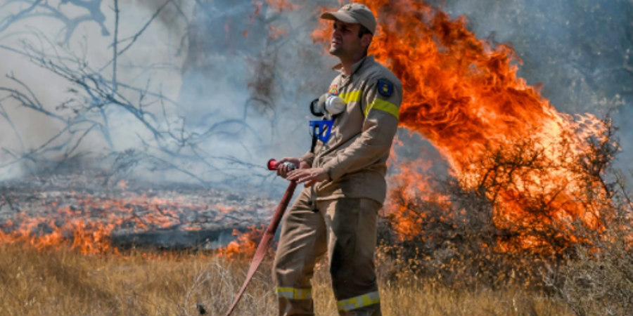 Στις αυλές σπιτιών η φωτιά στην Κερατέα – Μάχη να μην περάσει στον Εθνικό Δρυμό - ΦΩΤΟΓΡΑΦΙΕΣ 