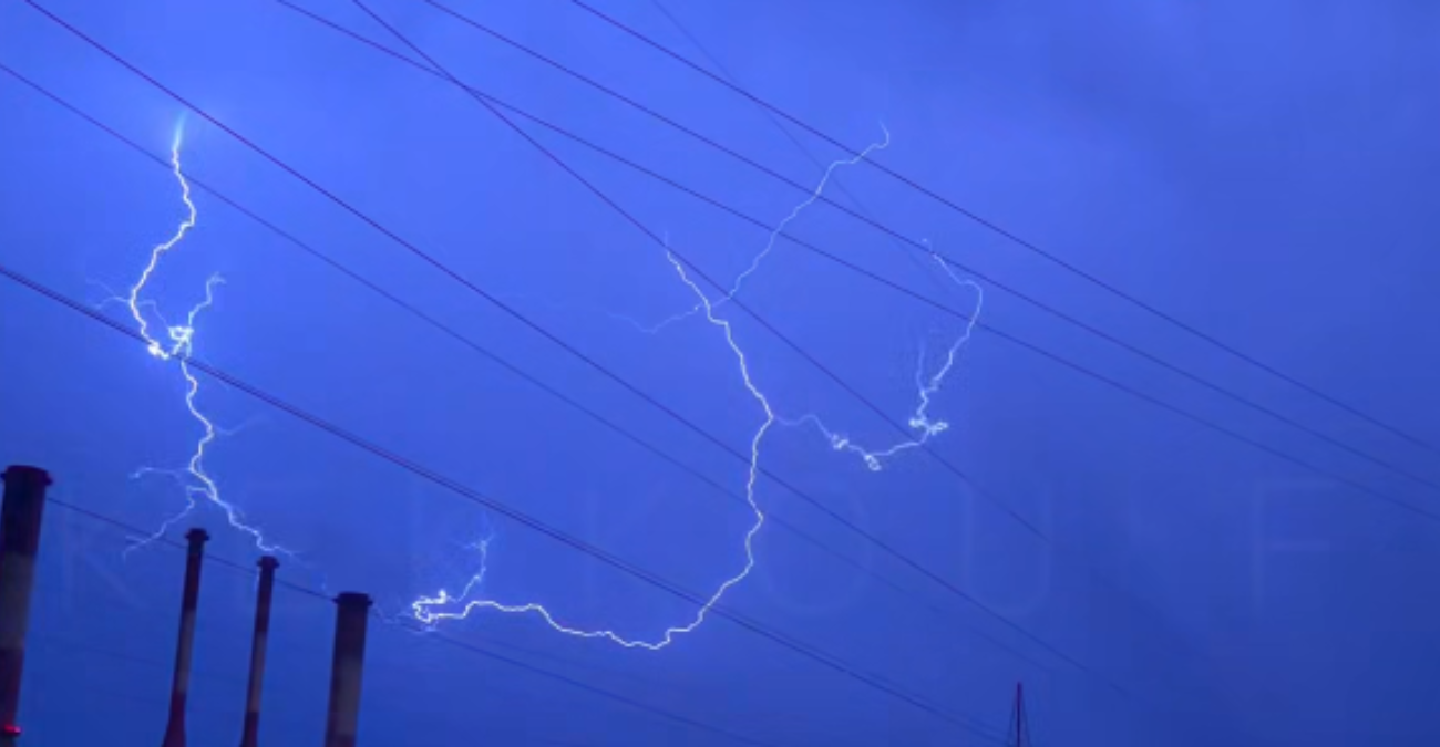 Εντυπωσιακό φαινόμενο: «Εκρηκτικός» κεραυνός φώτισε τη Λάρνακα τα ξημερώματα - Δείτε καρέ καρέ τη στιγμή σε βίντεο