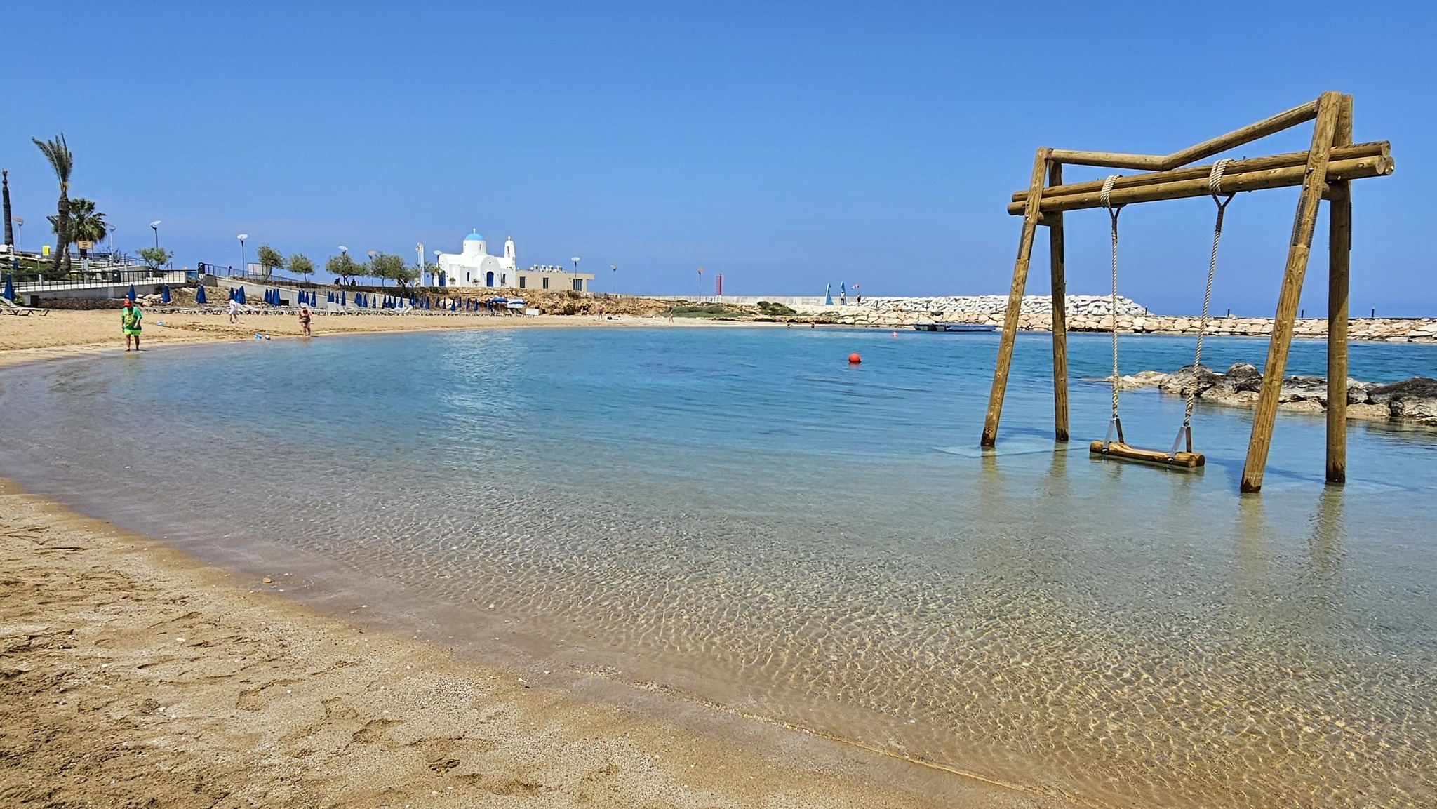 VIRAL: Ξύλινη κούνια μέσα στη θάλασσα έχετε ξαναδεί; Κι όμως βρίσκεται στην Κύπρο – Δείτε φωτογραφίες