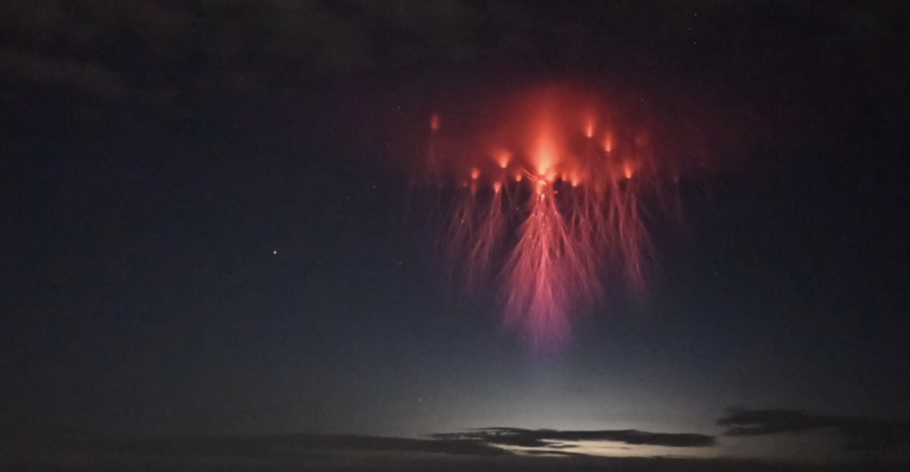 Φοβερή καταγραφή του σπάνιου φαινομένου «Red Sprites» στην Κύπρο - Εντυπωσιακή φωτογραφία