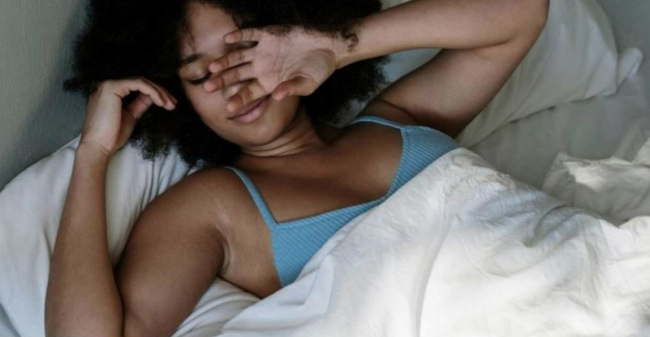 Νυχτερινές εφιδρώσεις: 7 λόγοι που μπορεί να ιδρώνεις τη νύχτα και πώς να το αντιμετωπίσεις