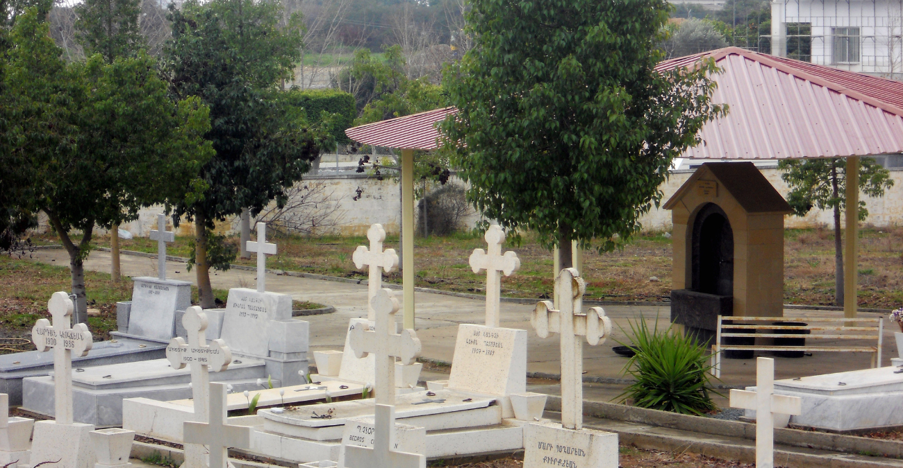 Εικόνες που προκαλούν αντιδράσεις σε κοιμητήριο:  «Πληρώσαμε για καθαρισμό και συντήρηση» - Βίντεο