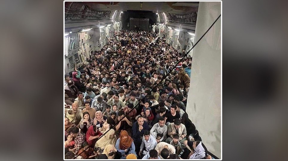 Αφγανιστάν: Συγκλονίζει η εικόνα με τους 600 ανθρώπους «στοιβαγμένους» σε στρατιωτικό αεροσκάφος των ΗΠΑ