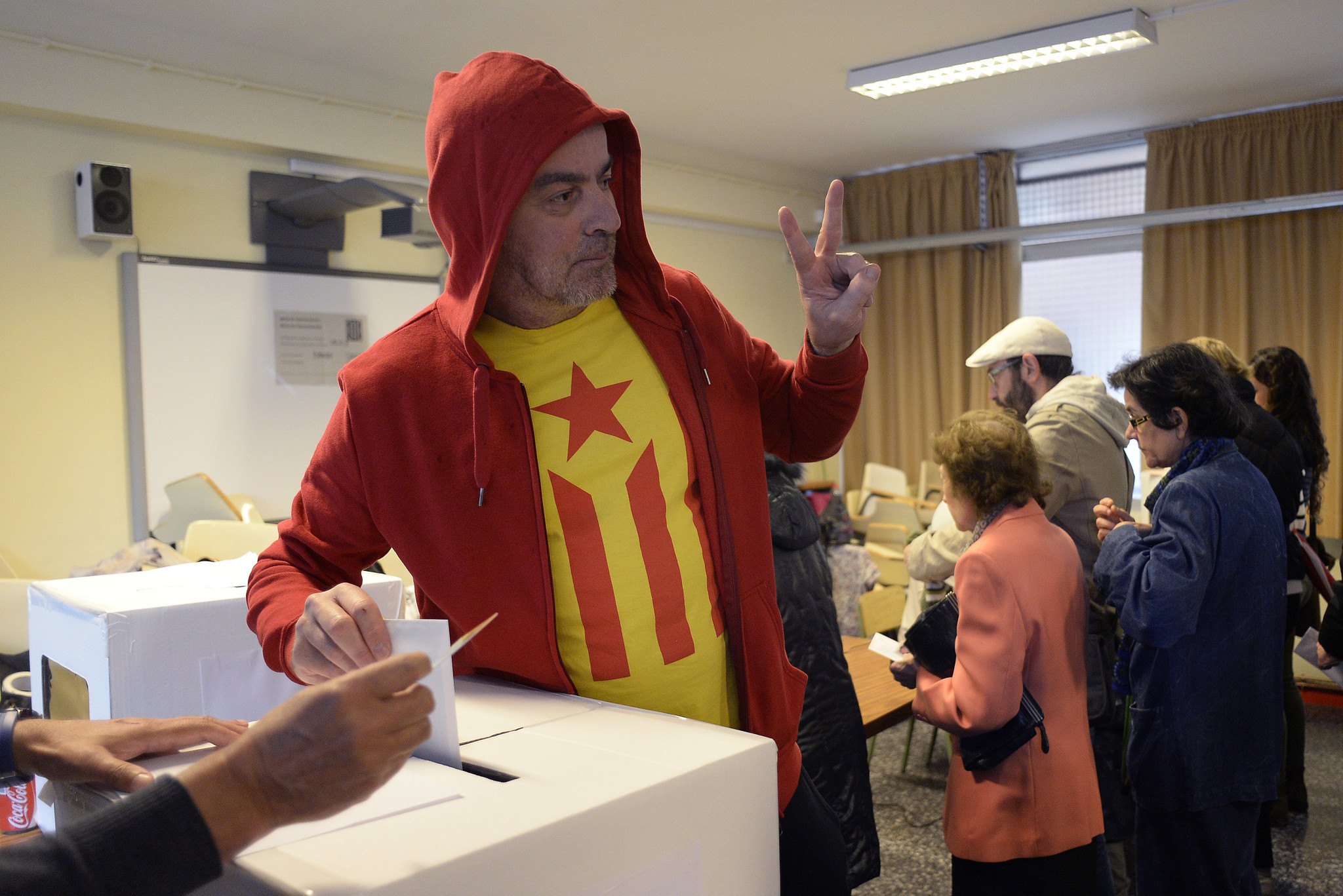 Καταλονία: Πλειοψηφία εξασφαλίζουν οι αυτονομιστές - 'Ο Πουτζντεμόν πρόεδρος, πρόεδρος!'