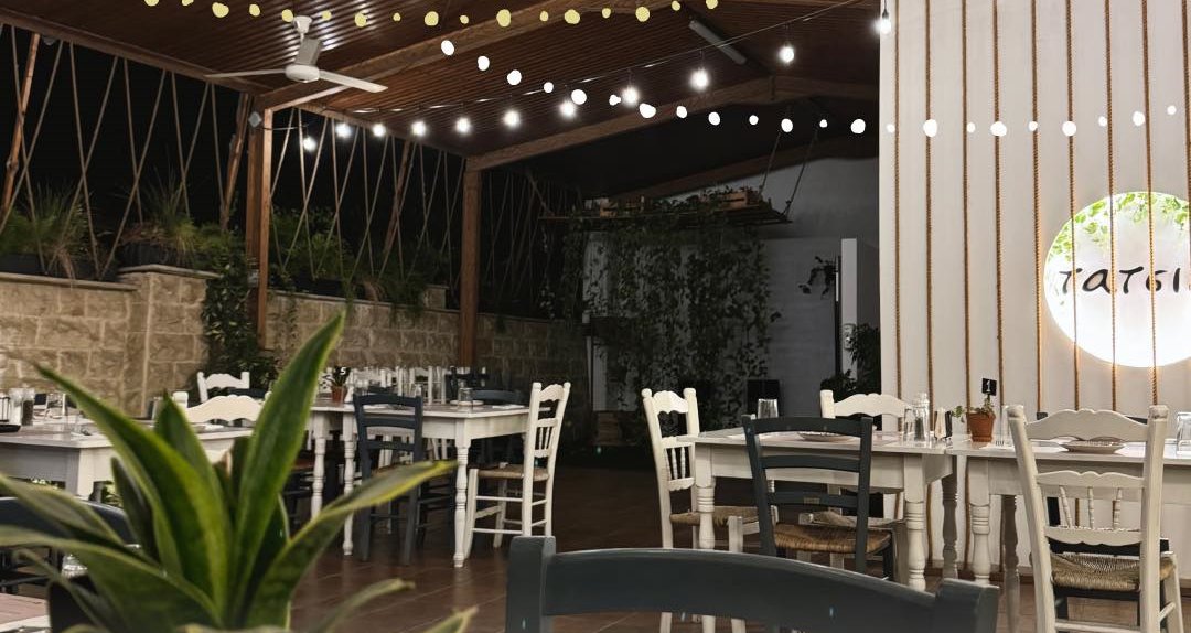 Ό,τι πρέπει για το καλοκαίρι – Καλό φαγητό, δροσερή αυλή και ζωντανή μουσική – Δείτε φωτογραφίες