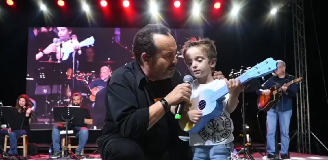VIDEO: Συγκινητική στιγμή στη Λεμεσό - 4χρονο αγοράκι ανέβηκε στη σκηνή και τραγούδησε με τον Κώστα Μακεδόνα