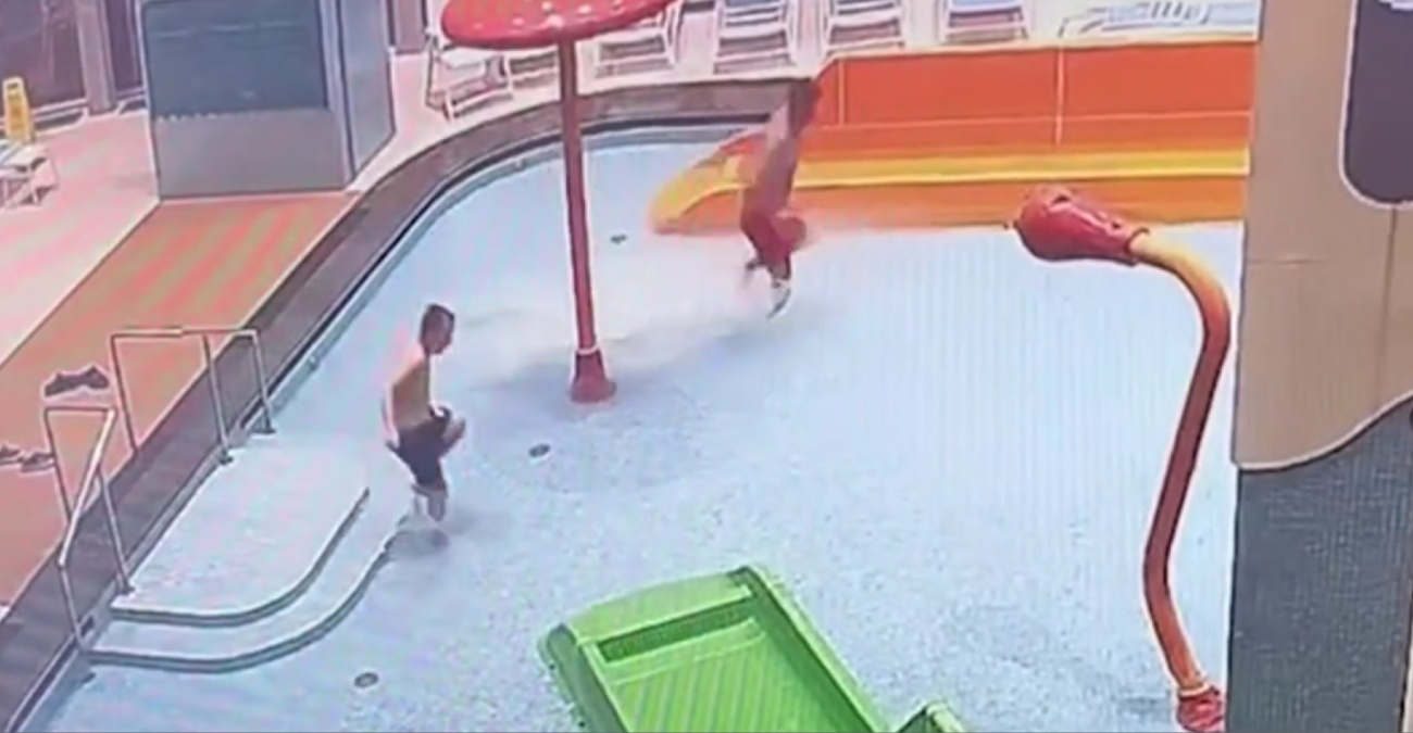 VIDEO: Πατέρας «εισέβαλε» νύχτα σε υδάτινο πάρκο για τα γενέθλια του γιου του