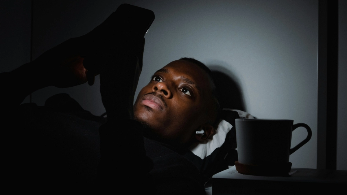 Γιατί δεν βλέπουμε σχεδόν ποτέ κινητά τηλέφωνα στα όνειρα: Η εξήγηση για το «παράδοξο» του ύπνου