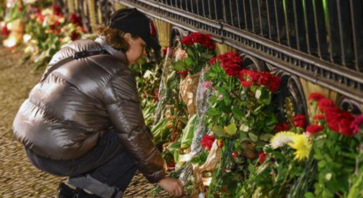 Προξενείο της Ρωσίας στην Πάφο: Λουλούδια και κεριά στη μνήμη των θυμάτων  της επίθεσης στη Μόσχα