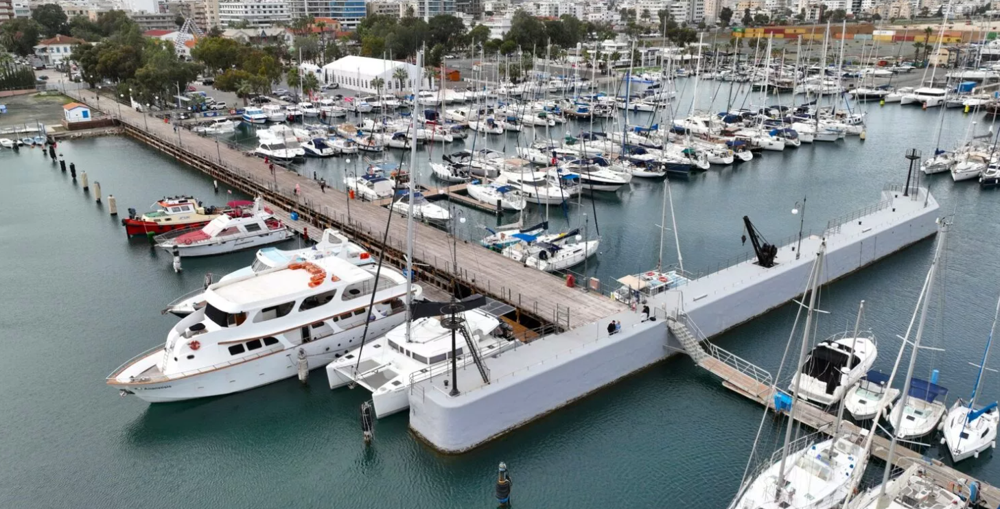 VIDEO: Αναστάτωση στη μαρίνα Λάρνακας - Ξεριζώθηκε δέντρο από τους ανέμους και καταπλάκωσε όχημα 